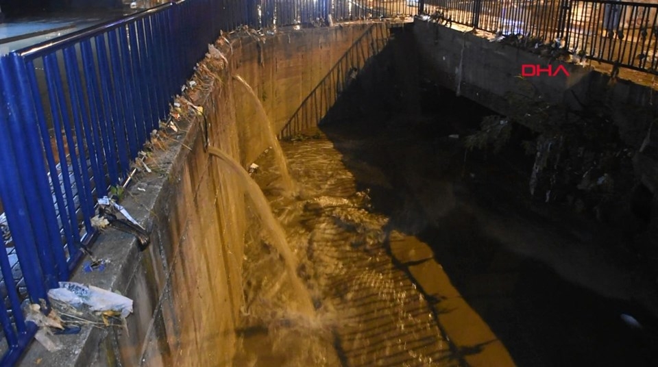 İzmir'de sağanak! Araçlar  yollarda mahsur kaldı. 7