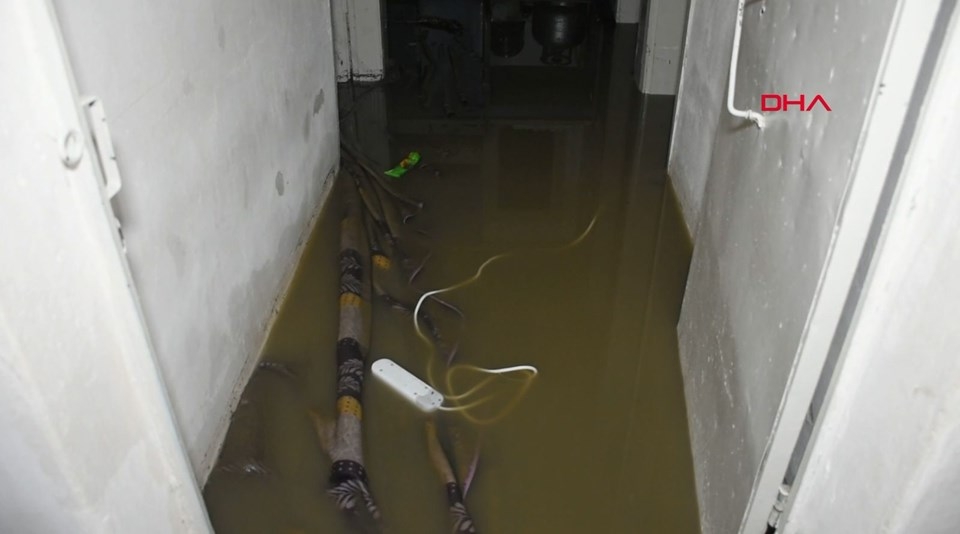 İzmir'de sağanak! Araçlar  yollarda mahsur kaldı. 8