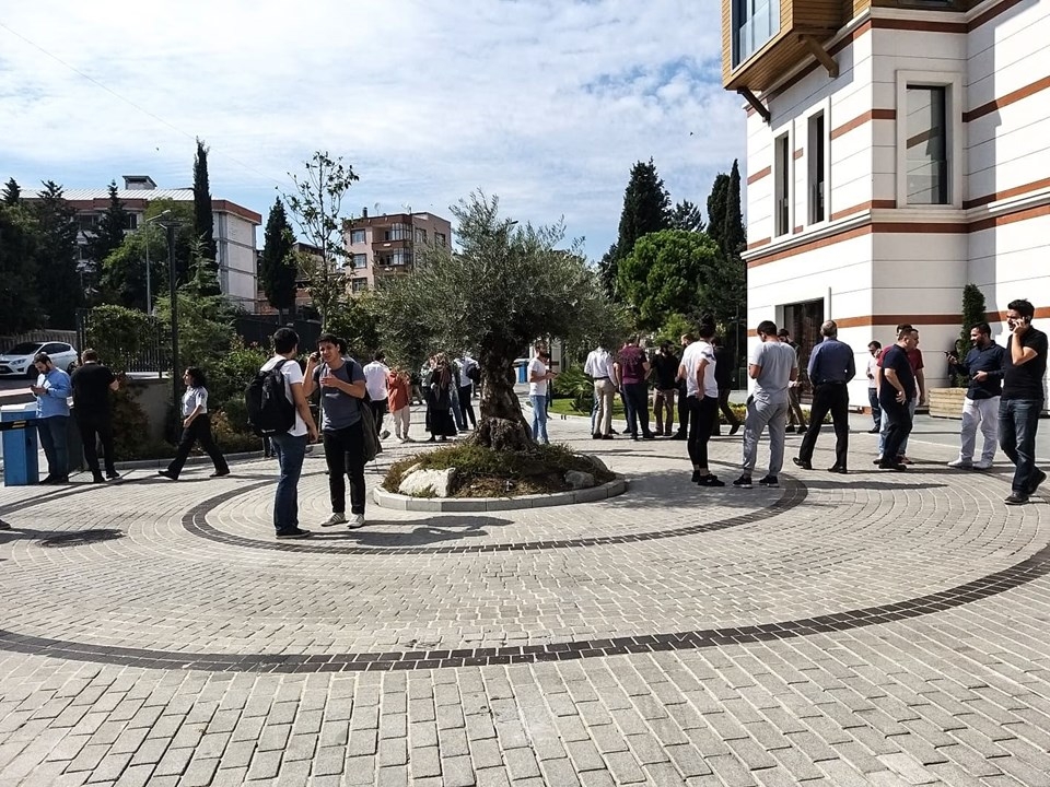 İstanbul'da 5.8 büyüklüğünde deprem sonrası panik 21