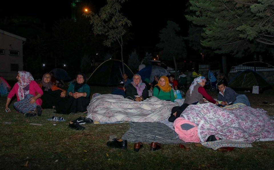 İstanbullular geceyi parklarda geçirdi (İşte o görüntüler..) 12