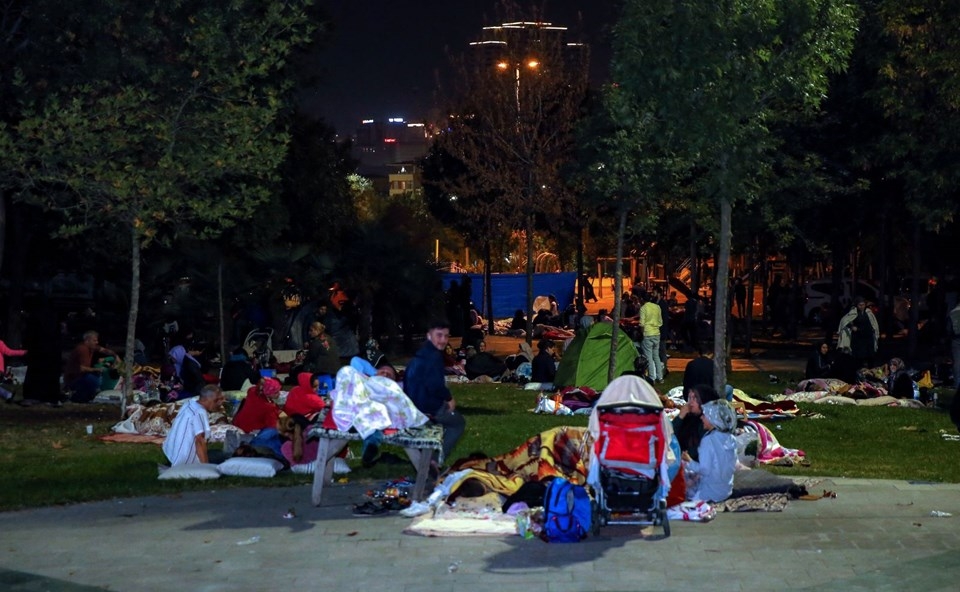 İstanbullular geceyi parklarda geçirdi (İşte o görüntüler..) 14