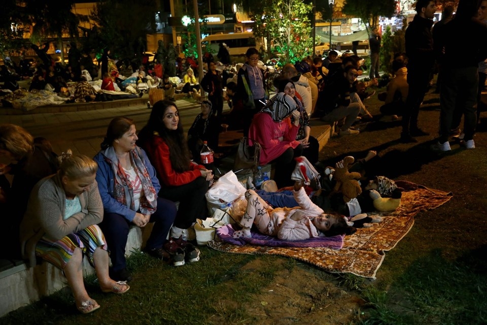 İstanbullular geceyi parklarda geçirdi (İşte o görüntüler..) 20