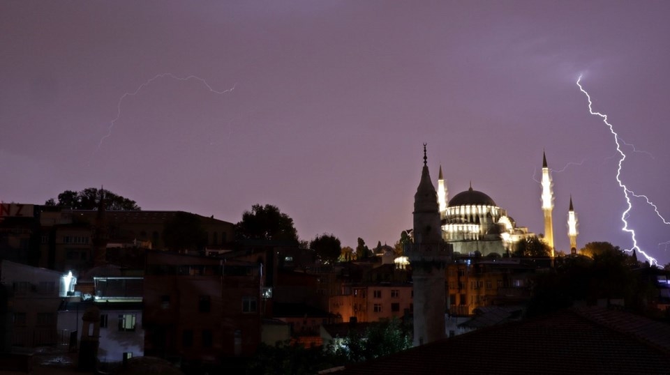 Sağanak ve fırtına İstanbul'u etkisi altına aldı 1