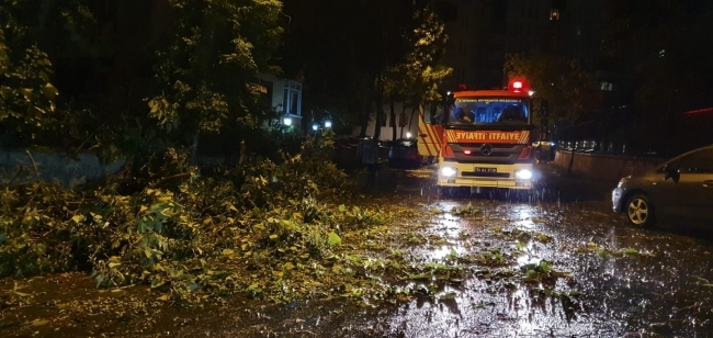 Sağanak ve fırtına İstanbul'u etkisi altına aldı 11