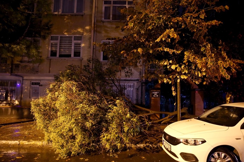 Sağanak ve fırtına İstanbul'u etkisi altına aldı 4