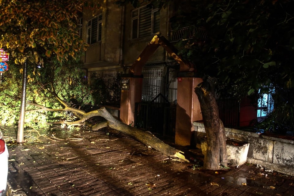 Sağanak ve fırtına İstanbul'u etkisi altına aldı 5