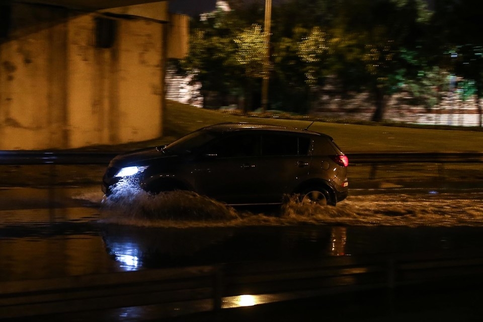 Sağanak ve fırtına İstanbul'u etkisi altına aldı 6