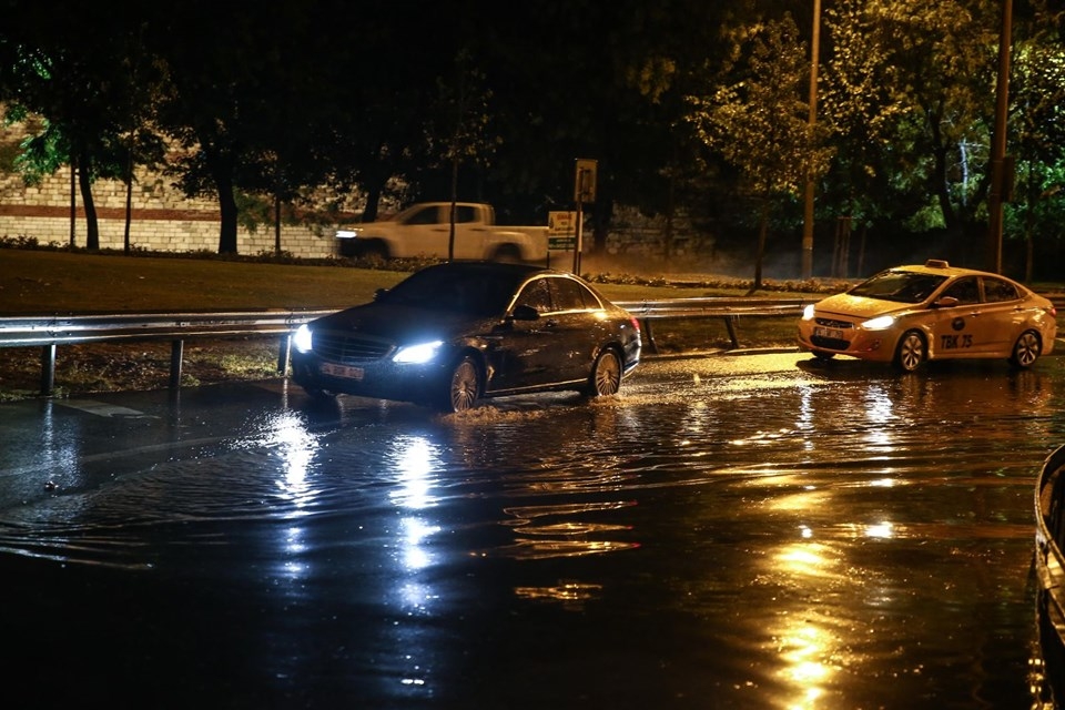 Sağanak ve fırtına İstanbul'u etkisi altına aldı 7