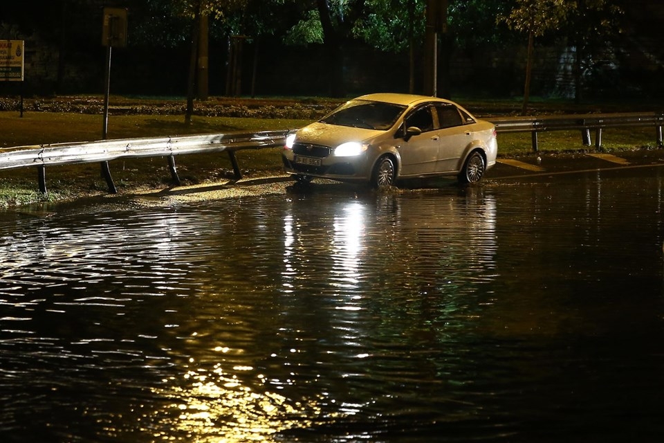 Sağanak ve fırtına İstanbul'u etkisi altına aldı 8