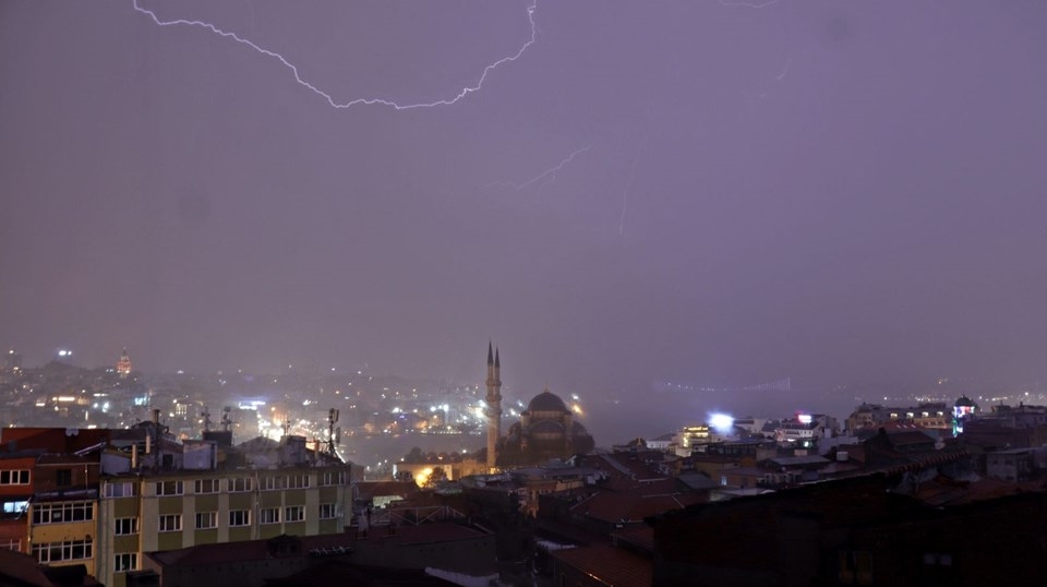 Sağanak ve fırtına İstanbul'u etkisi altına aldı 9