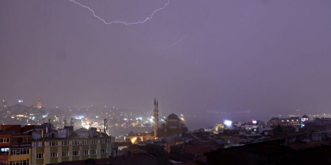 Sağanak ve fırtına İstanbul'u etkisi altına aldı