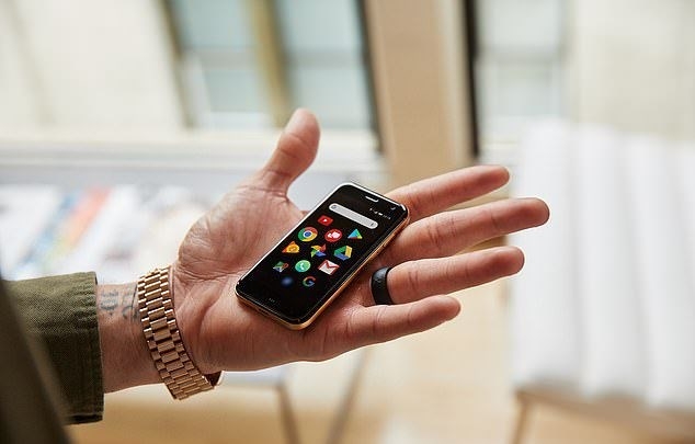 Dünyanın en küçük akıllı telefonu Palm Türkiye'de 1