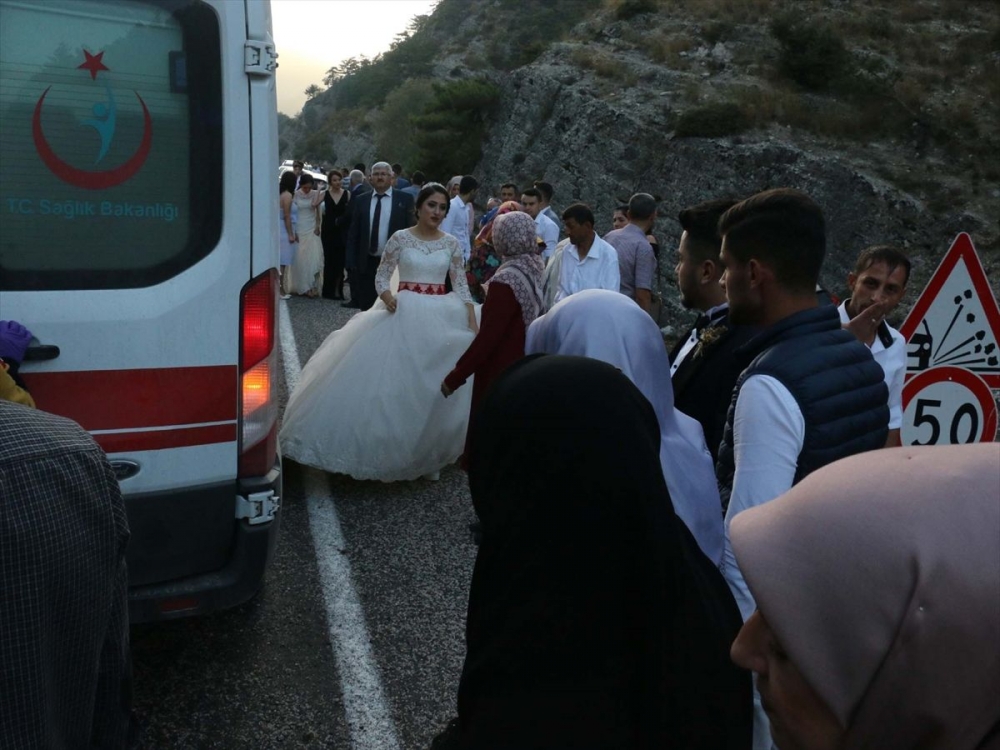 Bolu'da düğün konvoyunda kaza 5 yaralı 1
