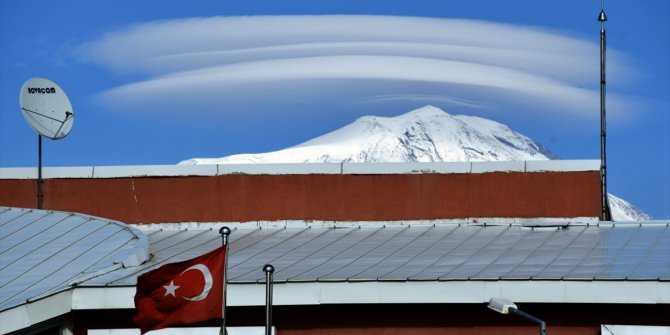 Türkiye'nin çatısı-Ağrı Dağı- sis bulutuyla büyüledi