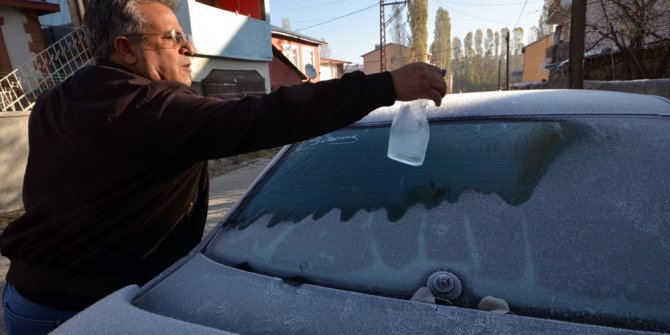 Doğu Anadolu'da soğuk hava etkili oluyor.Her yer  buz kesti