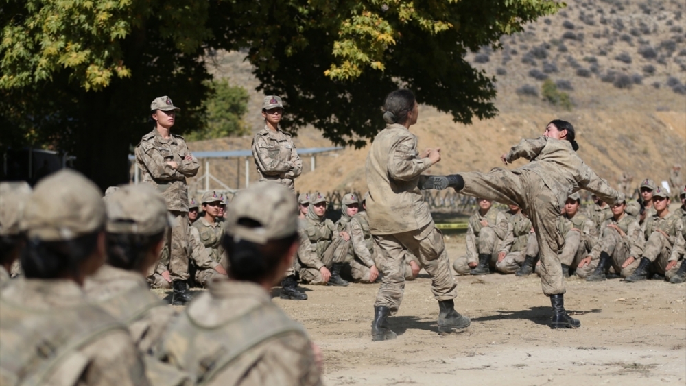 Kadın astsubay adaylarının zorlu eğitimi 11