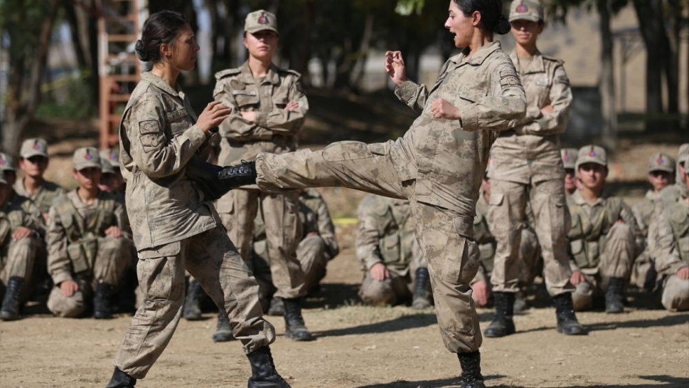 Kadın astsubay adaylarının zorlu eğitimi 7
