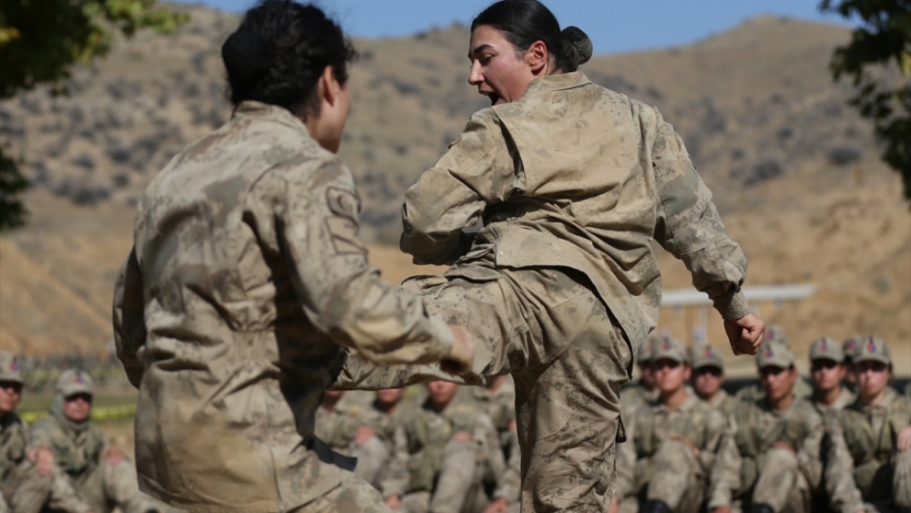 Kadın astsubay adaylarının zorlu eğitimi 8