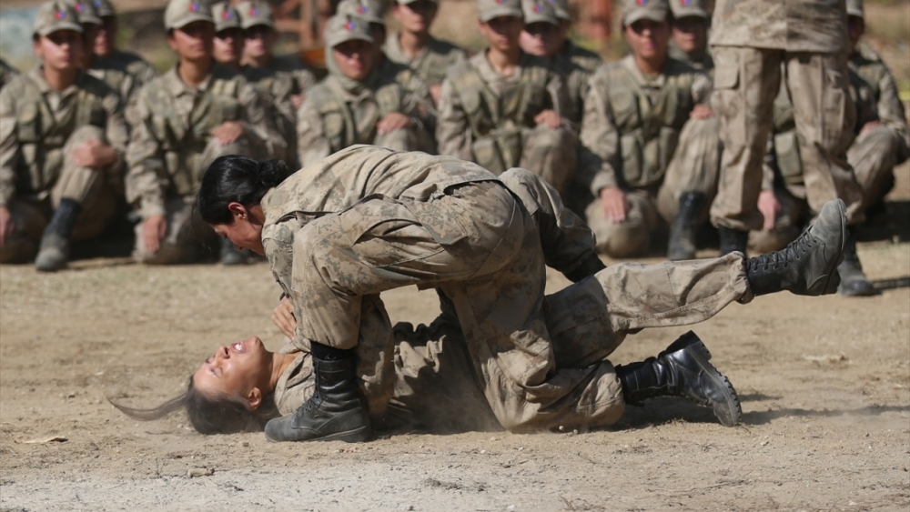 Kadın astsubay adaylarının zorlu eğitimi 9