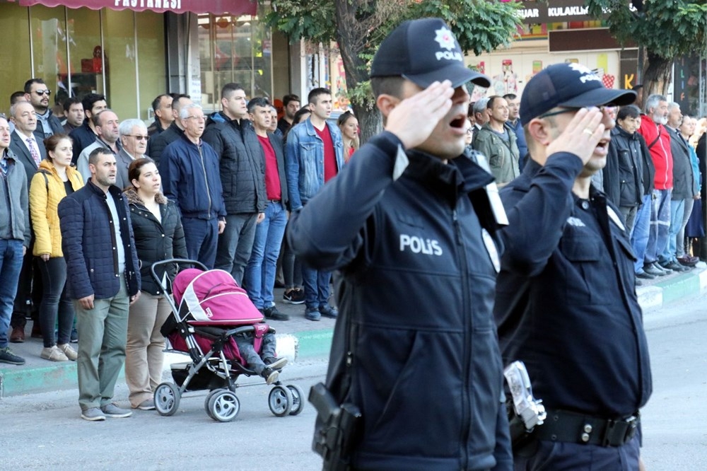 Ata'ya saygı: 09.05'te hayat durdu 31