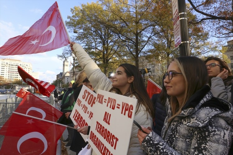 ABD'de Erdoğan coşkusu! Türk Bayrağını alan koştu 3