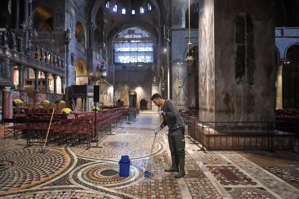 Turistik Venedik şehri sel sularına teslim: 2 ölü 10