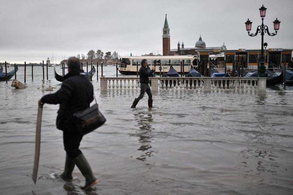 Turistik Venedik şehri sel sularına teslim: 2 ölü 20