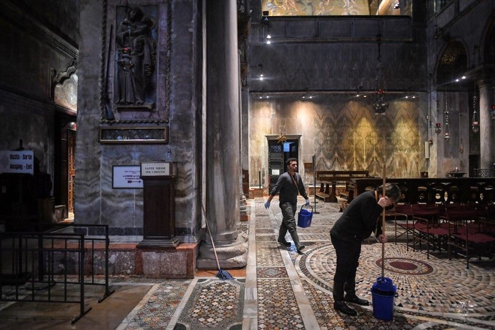 Turistik Venedik şehri sel sularına teslim: 2 ölü 21