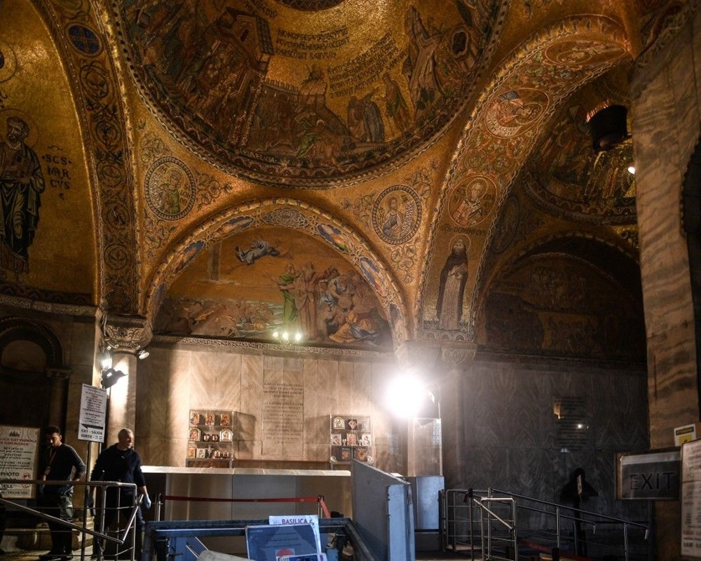 Turistik Venedik şehri sel sularına teslim: 2 ölü 26