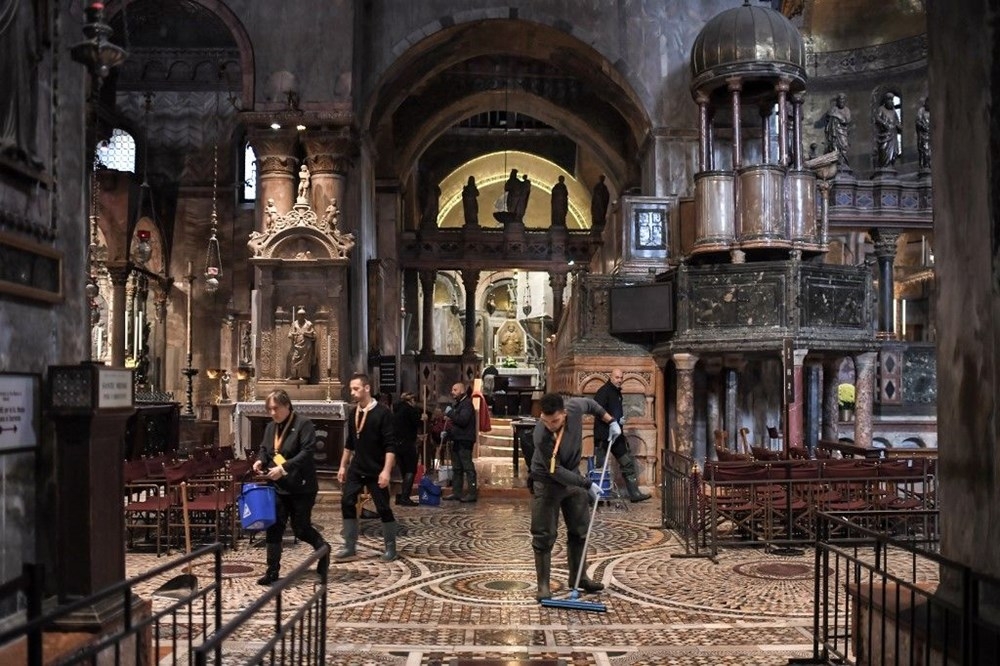 Turistik Venedik şehri sel sularına teslim: 2 ölü 27