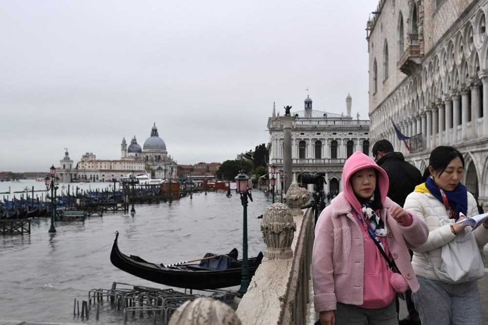 Turistik Venedik şehri sel sularına teslim: 2 ölü 30