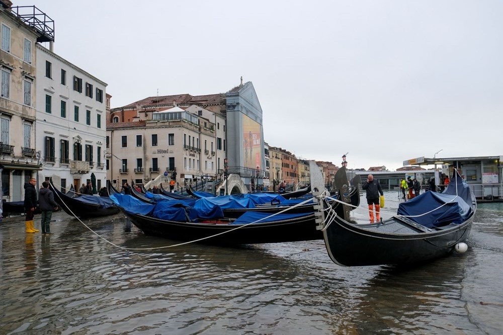 Turistik Venedik şehri sel sularına teslim: 2 ölü 32