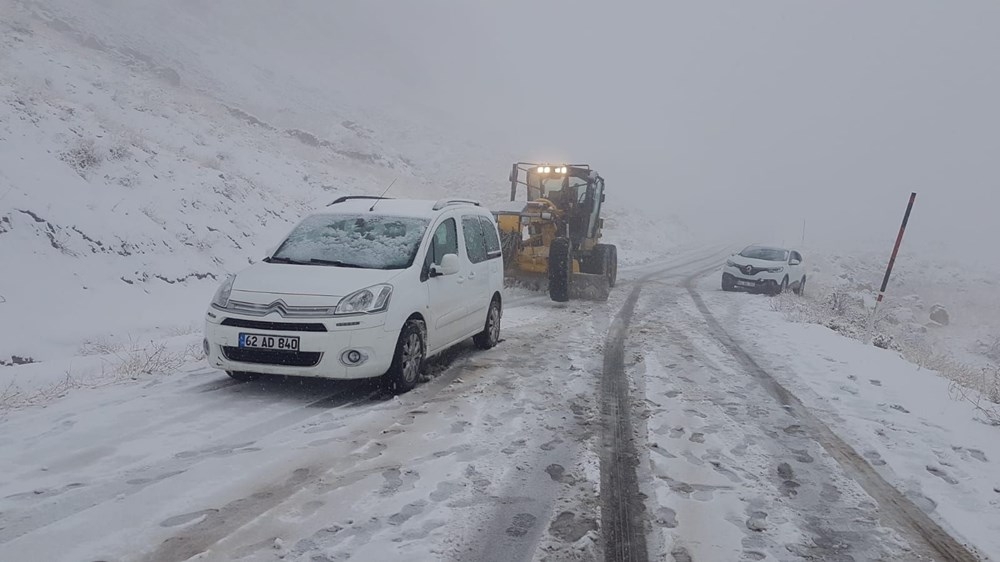 Tunceli'ye mevsimin ilk karı: Yollar kapandı, araçlar yolda kaldı 1