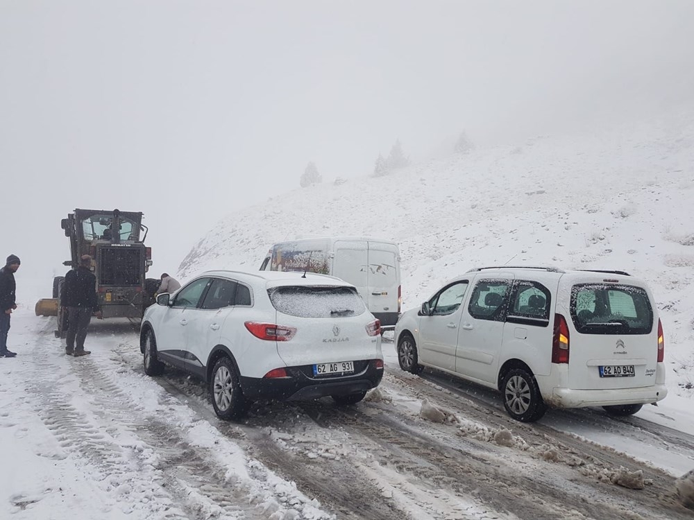 Tunceli'ye mevsimin ilk karı: Yollar kapandı, araçlar yolda kaldı 3