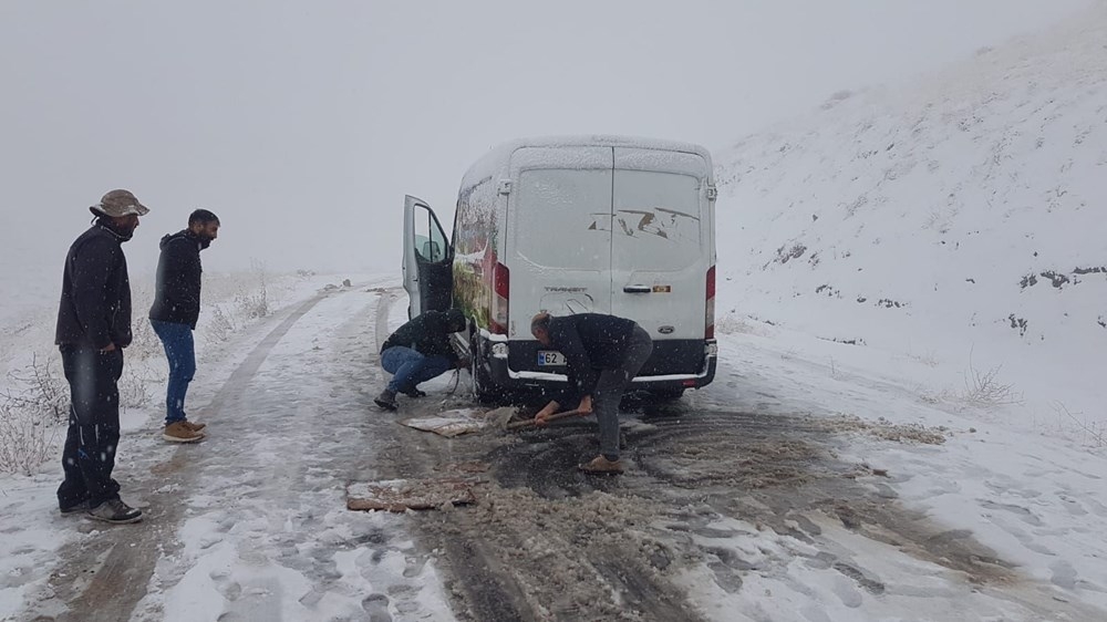 Tunceli'ye mevsimin ilk karı: Yollar kapandı, araçlar yolda kaldı 4