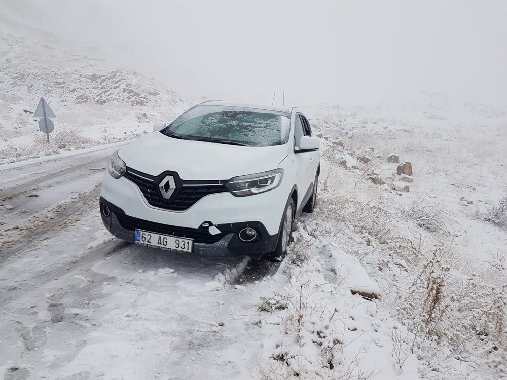 Tunceli'ye mevsimin ilk karı: Yollar kapandı, araçlar yolda kaldı 5
