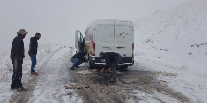 Tunceli'ye mevsimin ilk karı: Yollar kapandı, araçlar yolda kaldı