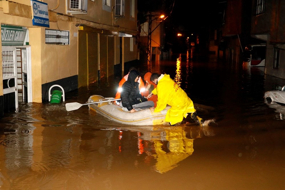 Adana'da sağanak nedeniyle evlerinde mahsur kalanlar botla kurtarıl 1