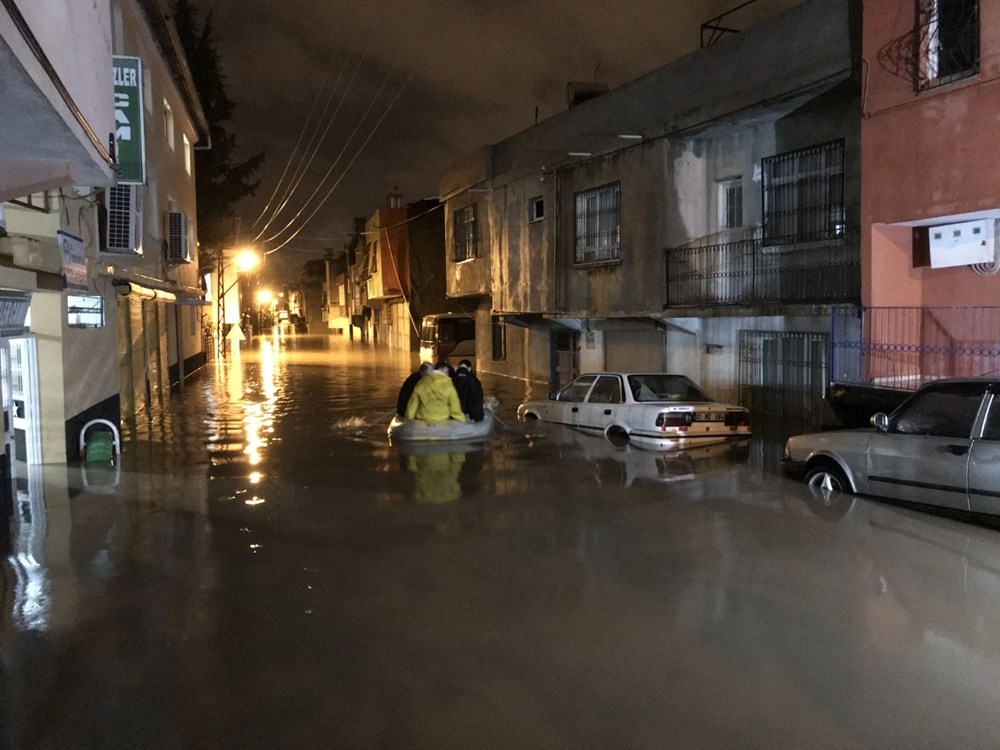 Adana'da sağanak nedeniyle evlerinde mahsur kalanlar botla kurtarıl 2