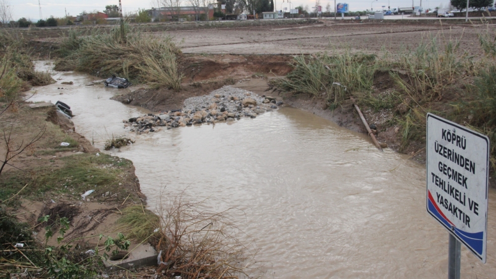 Sular çekildi, sele kapılan otomobiller ortaya çıktı 5