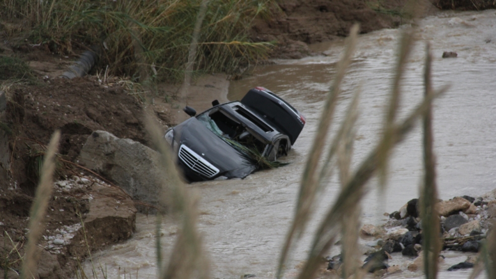 Sular çekildi, sele kapılan otomobiller ortaya çıktı 7