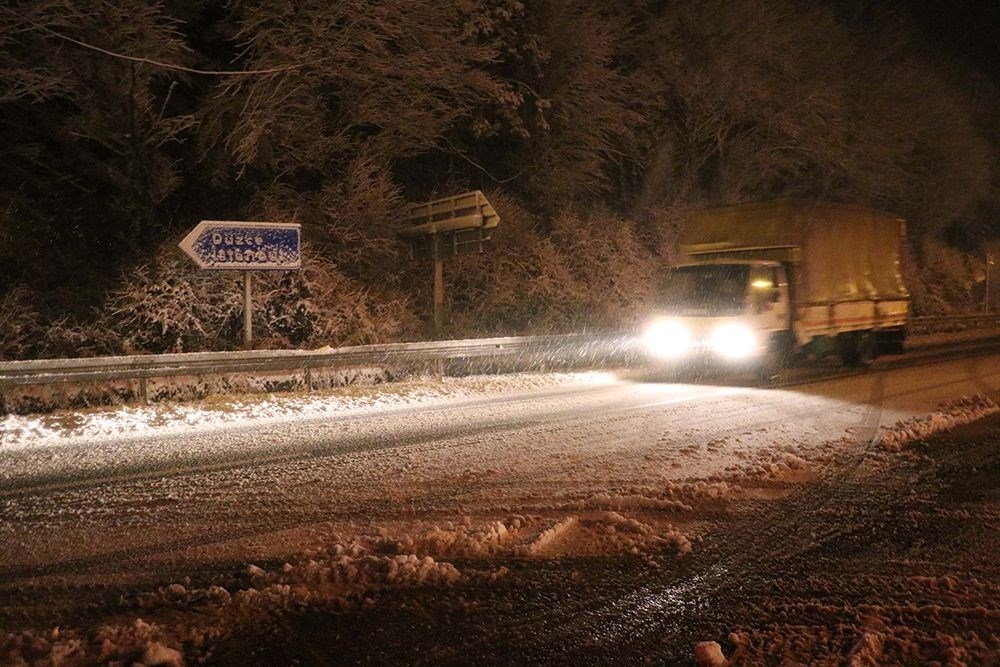 Bolu Dağı'nda kar yağışı etkisini artırdı 6