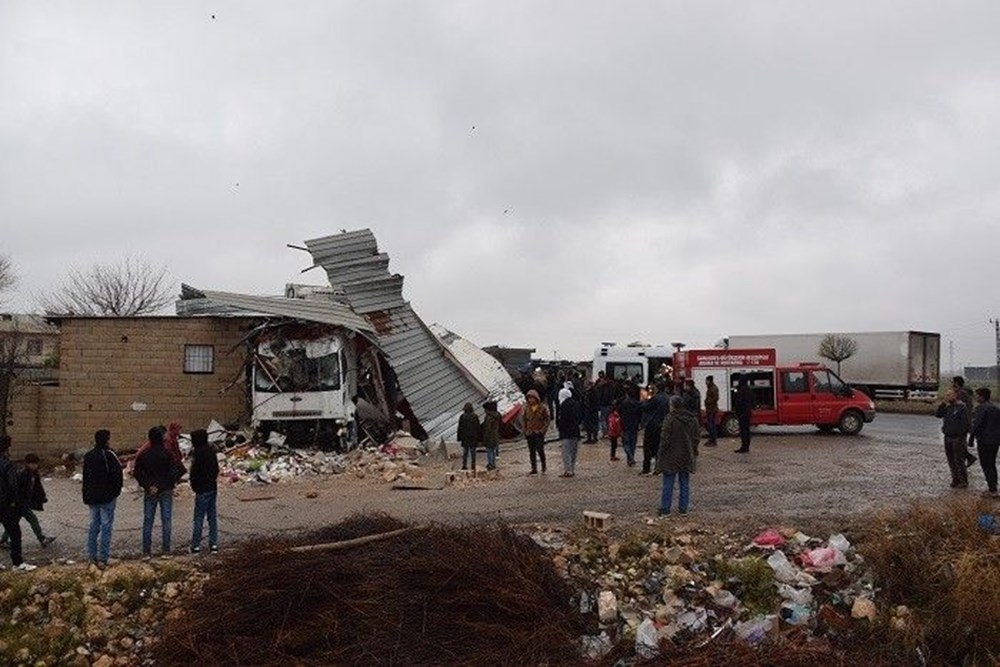 Şanlıurfa'da markete dalan TIR 4 kişiyi ezdi 5