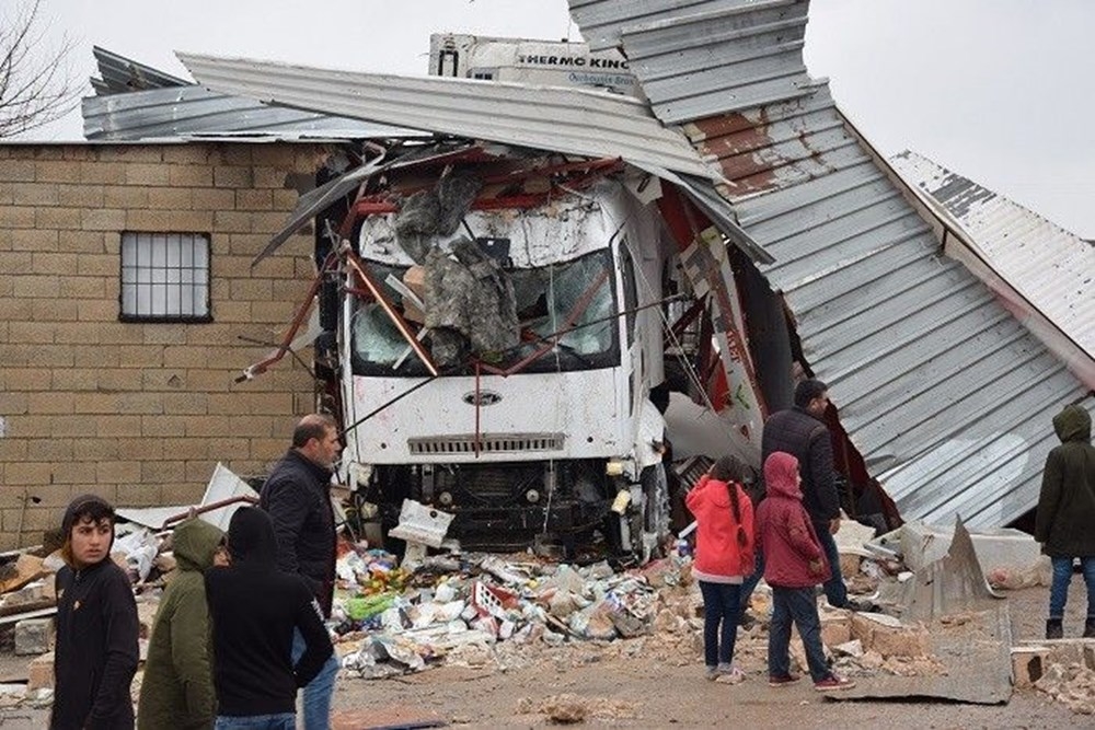 Şanlıurfa'da markete dalan TIR 4 kişiyi ezdi 6