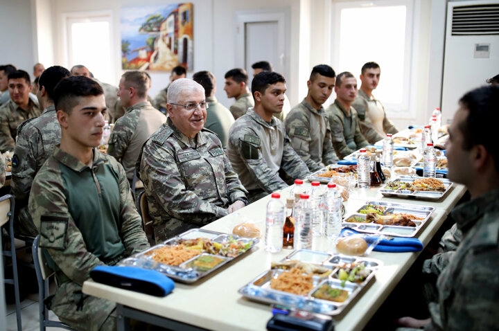 Akar ve TSK Komuta Kademesi'nden 'üç kuvvetli' kutlama 11