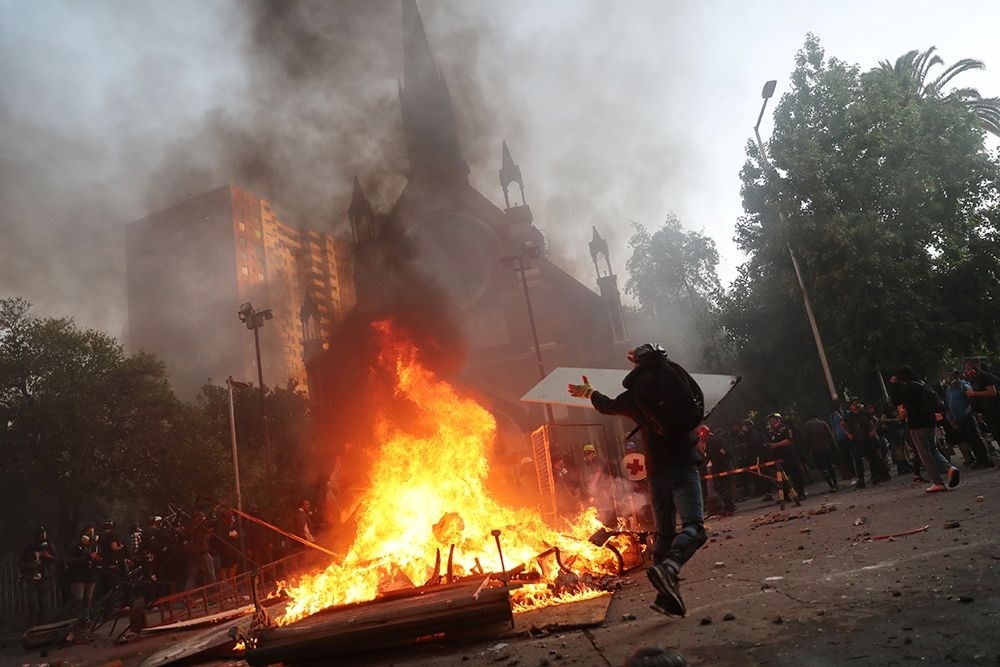 Şili'de göstericiler kiliseyi yaktı 1