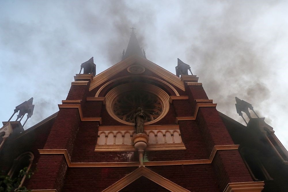 Şili'de göstericiler kiliseyi yaktı 3