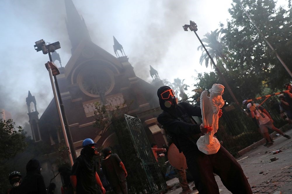 Şili'de göstericiler kiliseyi yaktı 4