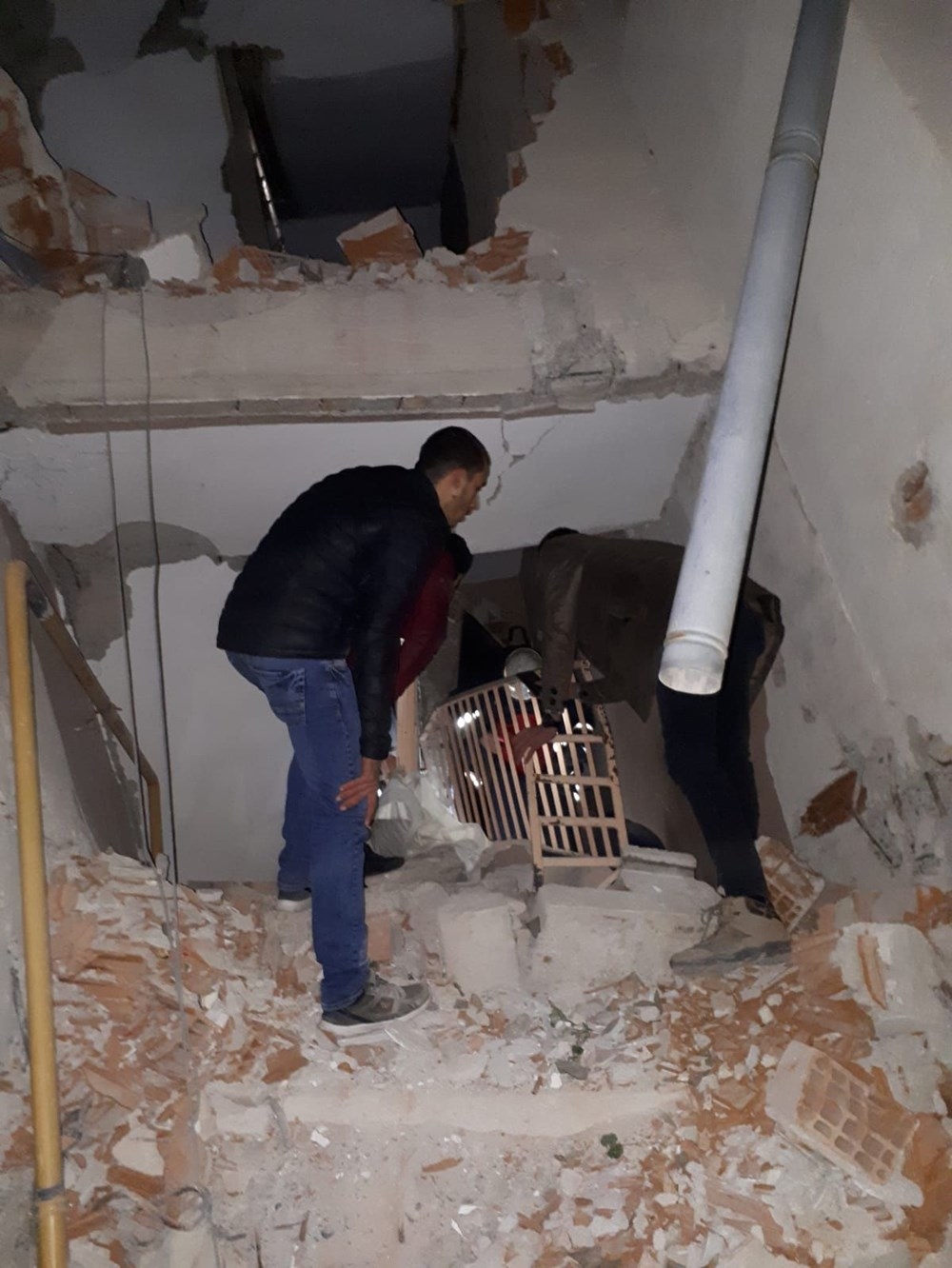 Elazığ'da 6,8'lik deprem!Bölgeden ilk fotoğraflar 10