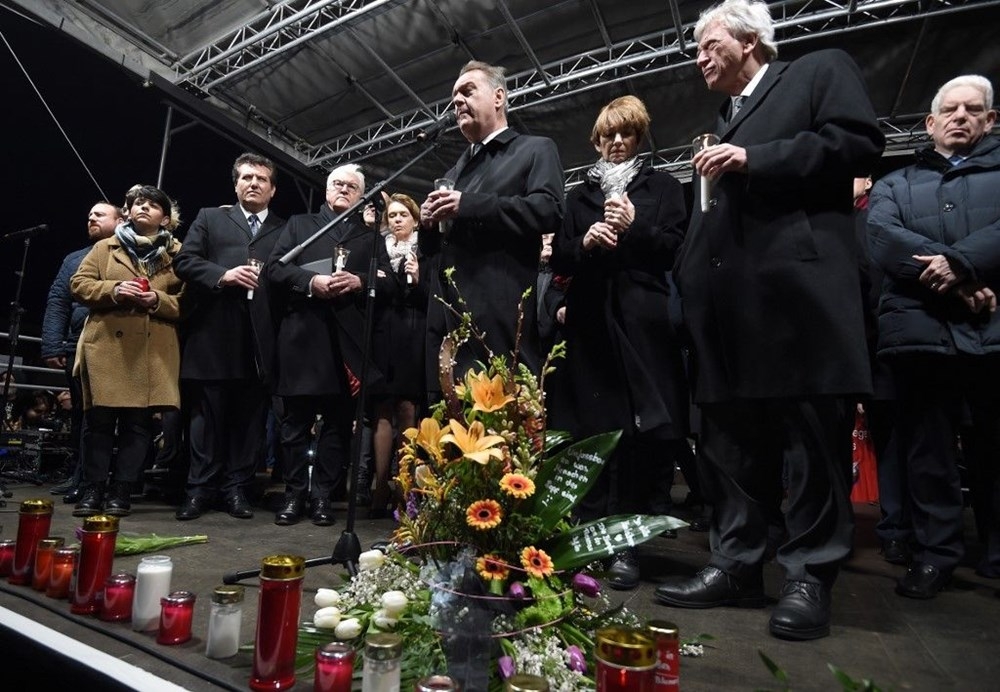 Almanya ırkçı saldırıya kurban gidenlere ağlıyor 13
